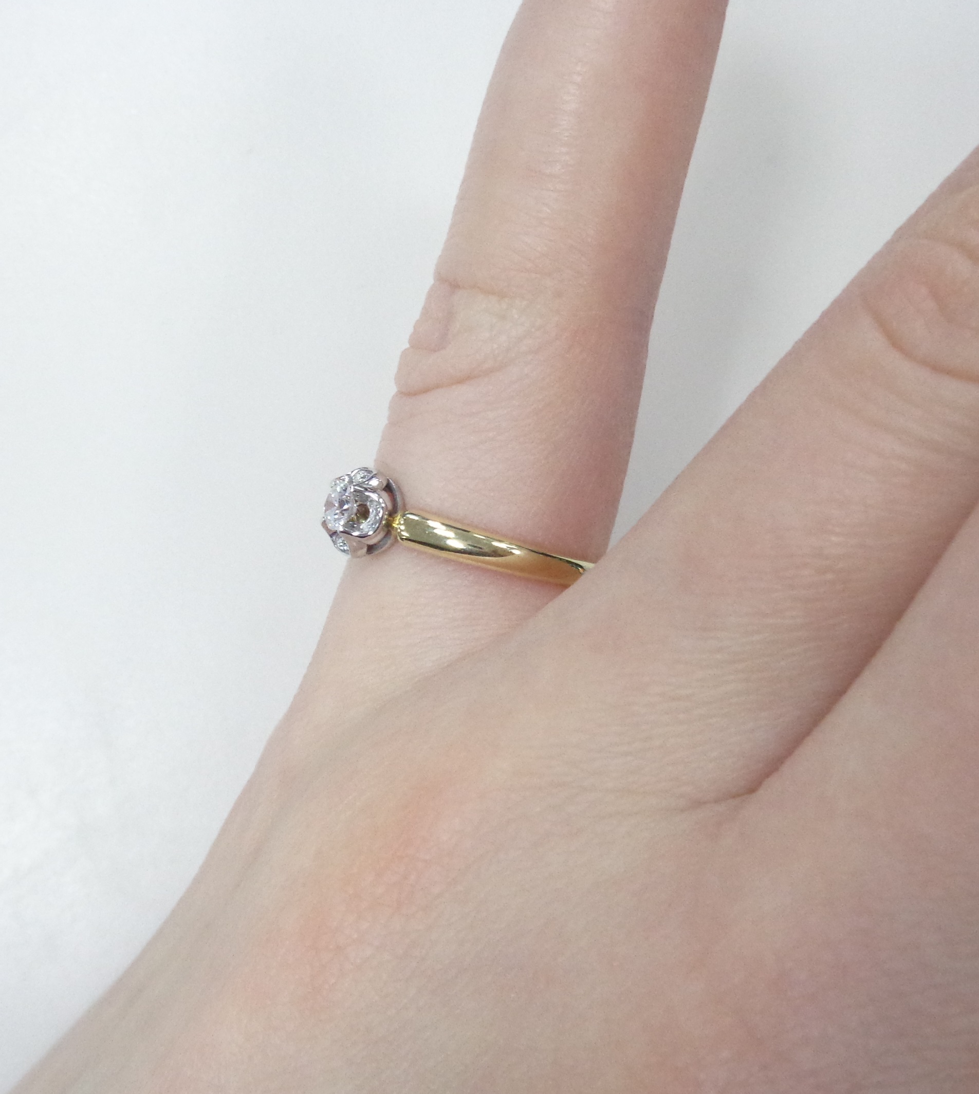 Золотое кольцо 585 пробы; желтое золото; родий; вставки 1 Бр.Кр-57 0,152 3/6А; 8 Бр.Кр-57 0,017 3/6А